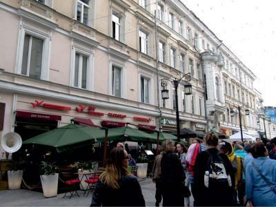 Доходный дом с торговыми помещениями (в основе кельи Георгиевского монастыря), 1806 г., 1825-1870 гг., 1897 г., архитектор И.Г.Кондратенко. Здесь 16 мая 1886 г. родился поэт В.Ф.Ходасевич, в 1947-1953 гг. жил и работал композитор С.С.Прокофьев