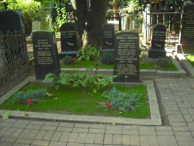 Захоронение французского летчика, старшего лейтенанта Бруно де Фальтана и советского техника-лейтенанта С.М.Астахова авиационного полка "Нормандия-Неман", погибших в 1944 г. в Белоруссии