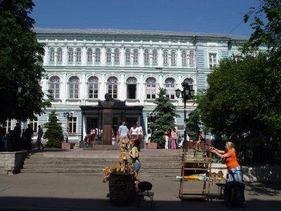 Здание Владимирского реального училища, построенного в 1885 году. Здесь учились революционер Ванеев Анатолий Александрович, геолог Урванцев Николай Николаевич, писатель Рукавишников Иван Сергеевич. С 1918 г. в здании размещаются факультеты университета, в