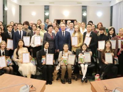 Александр Басыров вручил школьникам премию «Время достойных»