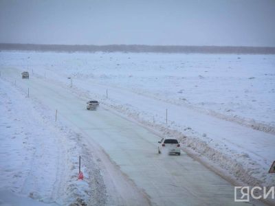 Три ледовые переправы продолжают действовать на реке Лене в Якутии