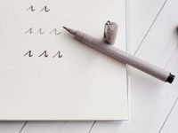 Линер UNI PIN brush 200 (S) кисть, светло-серый