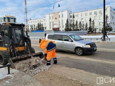 Спецтехника вышла на уборку снега на проспекте Ленина в Якутске