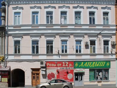Жилой дом мещанина Петрова А.И. с квартирами и торговыми помещениями, сдававшимися внаем