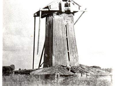 Деревянная ветряная мельница-маслобойня