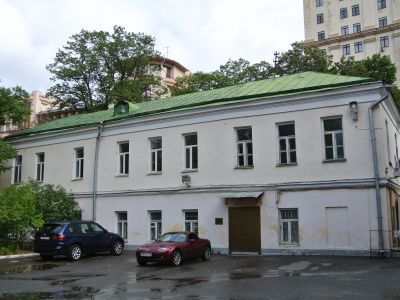 Два боковых флигеля