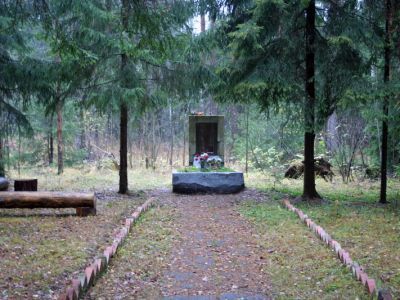 Братское захоронение советских воинов, погибших в 1941-44 гг.