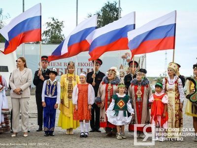 Концерты, раздача ленточек-триколор, плов дружбы: программа празднования Дня государственного флага