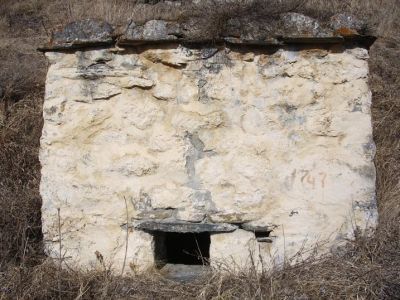 Склеп полуподземный с гладкой фасадной стеной 21