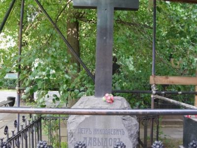 Могила с надгробием Давыдова Петра Николаевича (1864–1910), 1910 г.