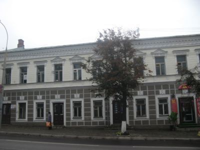 Здание, которое построено в XIX веке, использовалось под магазины, жильё