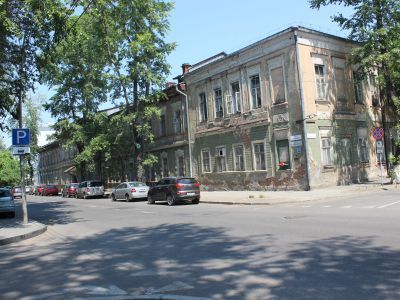 Два смежных здания. Военный госпиталь, в котором работал врач Н.М. Кашин. Юнкерское пехотное училище, в котором обучался один из руководителей Ирк. орг. РСДРП И.В. Быков. В советское время - военное пехотное училище, в котором служил Герой Советского Союз