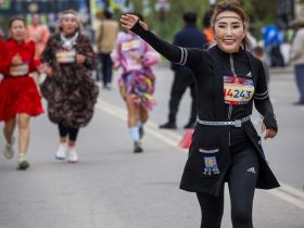 Сотни якутян в национальной одежде пробежали на марафоне Олонхо