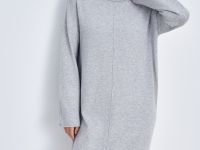 Вязаное платье свободного кроя с воротником-стойкой