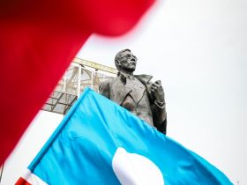 В Якутске возложили цветы к памятнику Платону Ойунскому