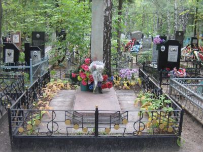 Могила Гришина Октября Васильевича (1927-1981), руководителя Пензенского народного хора, нар. артиста РСФСР