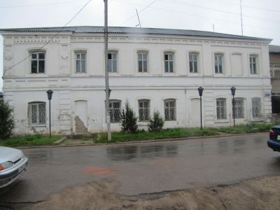 Здание кирпичное (ныне занято райотделом милиции)