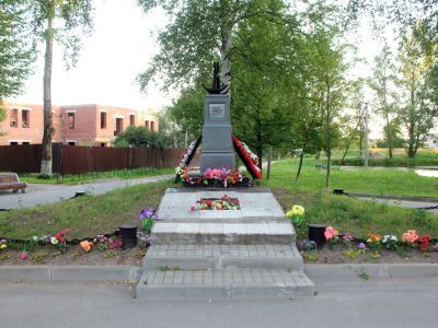 Памятник-стела советским воинам-ополченцам, участникам боев в зоне этой деревни во время Великой Отечественной войны. Памятник из гранита с металлическим якорем и цепями (на рубеже обороны)