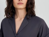 Блузка с коротким рукавом и v-образным вырезом