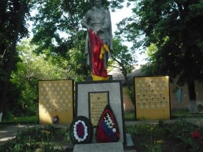 Братская могила советских воинов, погибших в боях с фашистскими захватчиками в 1943 году. Захоронено 20 человек, имена установлены. Скульптура советского воина с приспущенным знаменем