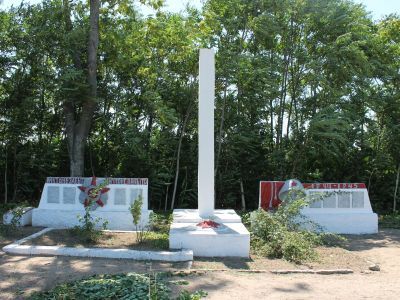 Братская могила советских воинов