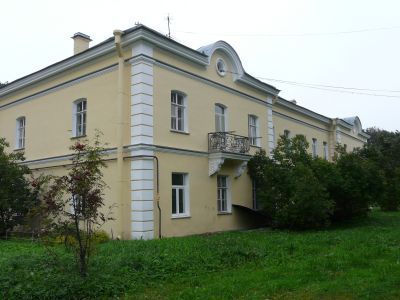 Усадьба А.П. Кожевникова (М.Б. Юнкер) (главный дом с территорией, элементами исторической планировки, прудом, зелеными насаждениями)