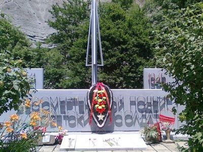 Братская могила советских воинов, погибших в боях с фашистскими захватчиками