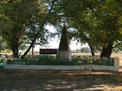 Братская могила участников гражданской войны и советских воинов, погибших в период Сталинградской битвы