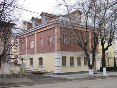 В этом доме жил А.А.Безыменский, член коммунистической партии с 1916 года, известный советский поэт, один из организаторов Владимирского союза молодежи "III Интернационала", делегат I Всероссийского съезда РКСМ, член бюро Владимирского губкома РКСМ, редак