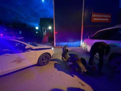 В Якутске водитель мопеда без прав попытался скрыться от инспекторов ДПС