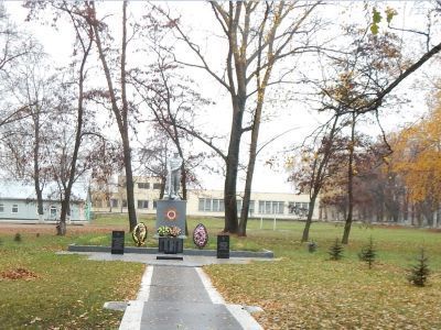 Братская могила 27 советских воинов