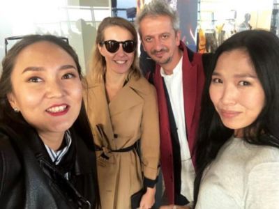 ФОТОФАКТ. Артистки Саха театра встретили Ксению Собчак и её нового мужа в аэропорту
