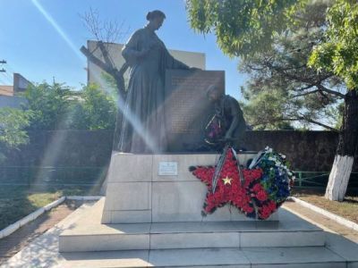 Братская могила подпольщиков-островерховцев, казненных в районе станицы Натухаевской фашистскими оккупантами в 1943 г.