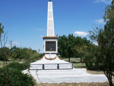 Братская могила советских воинов и памятный  знак в честь воинов-односельчан, погибших в годы Великой Отечественной войны