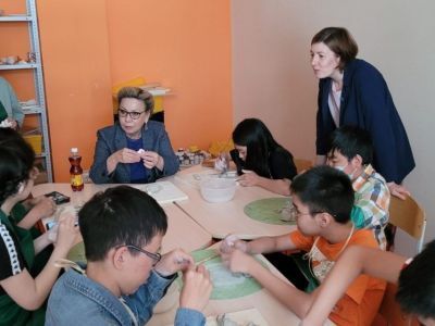 Депутат Госдумы Галина Данчикова посетила творческие занятия детей в фонде «Харысхал»