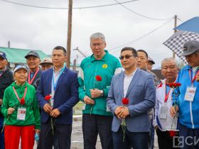 В селе Ытык-Кюель возложили цветы к памятнику Иллариону Федосееву