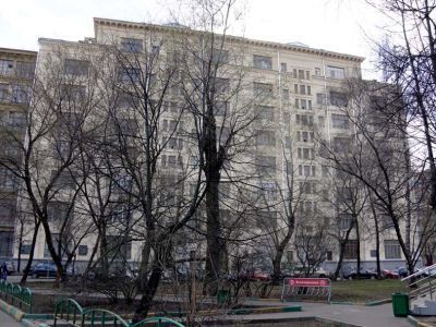 Жилой дом с мастерскими художников, 1930-е гг., 1949-1954 гг., архитекторы В.Ф.Кринский, Л.М.Лисенко, инженер Ю.С.Рубинштейн. В этом доме работали художники: Е.В.Белашова, Д.А.Дубинский, Е.А.Кибрик, Д.К.Мочальский, С.А.Чуйков, Ф.П.Решетников и другие