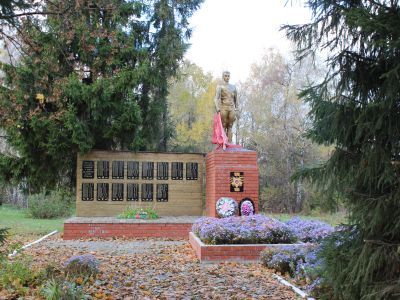 Братская могила советских воинов, погибших в боях с фашистскими захватчиками в 1943 году. Захоронено 9 человек, имена установлены. Скульптура советского воина