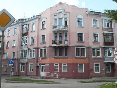 Дом жилой со встроенным магазином