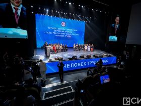 Айсен Николаев наградил 50 якутян премией «Человек труда»