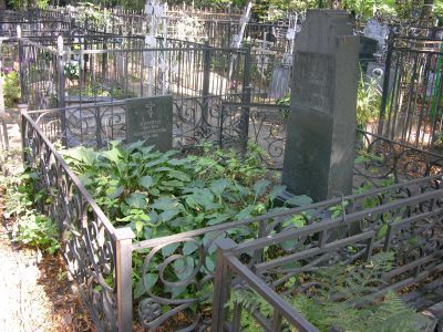 Могила Попова Ивана Ивановича (1862-1942)