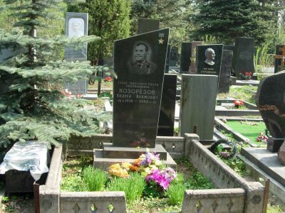 Могила - Козорезов Андрей Акимович (1918-1986), Герой Советского Союза