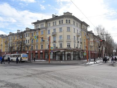 Дом жилой с магазином