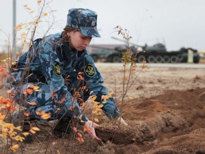 В Якутске молодые сотрудники УФСИН высадили саженцы в парке Победы