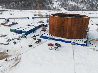 Строители начали перемещение первого коффердама для пилона Ленского моста