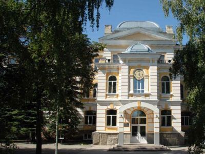 Здание бывш. духовной семинарии (ныне – политехнический институт), где размещались губернская совпартшкола и первый Южный отряд пионеров г. Пензы, затем – индустриальный институт; в здании  учились ряд деятелей русской культуры, летчик – космонавт СССР, Г