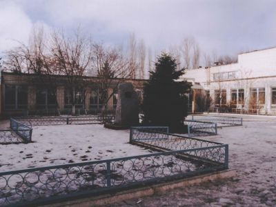 Памятный знак - гранитный камень с памятной табличкой на нем: «Здание школы заложено участниками XIII краевого традиционного молодежного праздника "Слава труду" 25 августа 1977 г.»