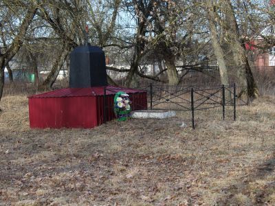 Одиночная могила майора Докукина Ивана Афанасьевича. Обелиск установлен в 1967 году