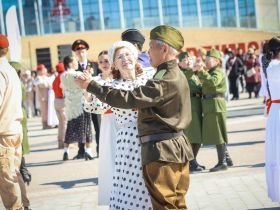 5,5 тысяч пар станцевали вальс Победы в Якутске