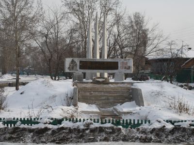 Братская могила борцов революции. Установлен обелиск